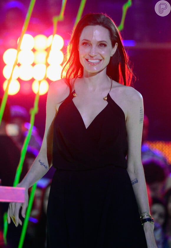 Angelina Jolie usa vestido da grife Versace no Kids' Choice Awards 2015 e ganha prêmio de Melhor Vilã por 'Malévola'