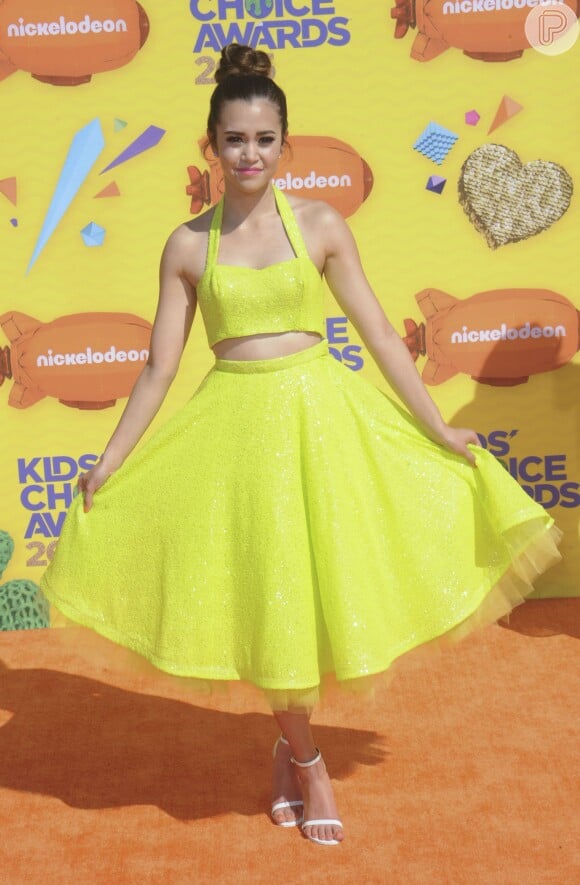 Megan Nicole optou pelo look amarelo com barriga de fora para o Kids' Choice Awards