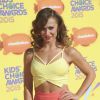 Karina Smirnoff usou look justo no Kids' Choice Awards
