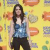 Vanessa Marano optou por calça e blusa de alças para o Kids' Choice Awards