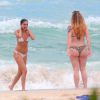 Sophie Charlotte se divertiu com uma amiga na praia do Grumari, no Rio
