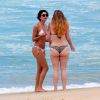 Sophie Charlotte se divertiu com uma amiga na praia do Grumari, no Rio