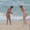 Sophie Charlotte, de 'Babilônia', exibe corpão em praia com biquíni de lacinho