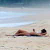 Sophie Charlotte, de 'Babilônia', exibe corpão em praia com biquíni de lacinho