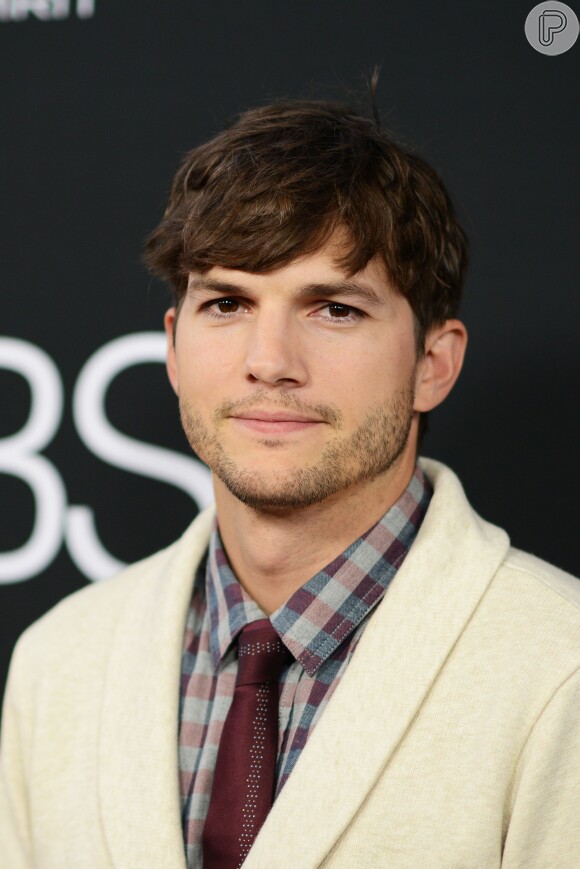 Ashton Kutcher faz petição online para uso de flaldário masculino em lojas: 'As famílias são diversas e é injustiça assumir que apenas a mulher tem o trabalho de mudar fraldas'