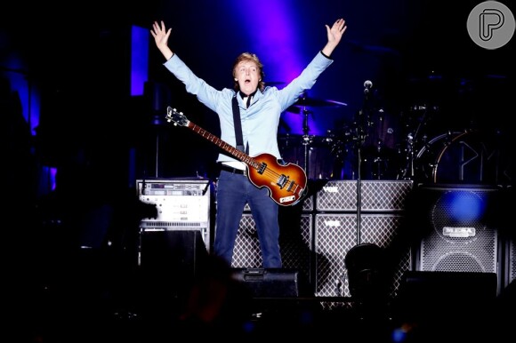 Paul McCartney acena para o público