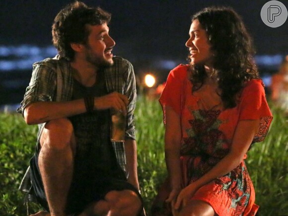 Miguel (Domingos Montagner) está num quiosque com Pedro (Jayme Matarazzo) e Taís (Maria Flor), quando vê Marina (Vanessa Gerbelli), na novela 'Sete Vidas'