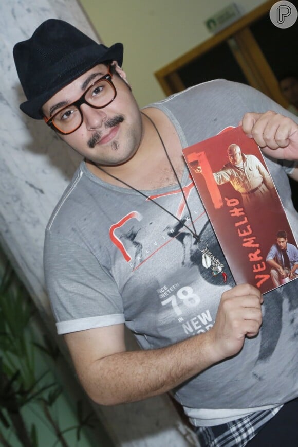 Thiago Abravanel confere o espetáculo "Vermelho", com Antonio Fagundes e o filho Bruno Fagundes