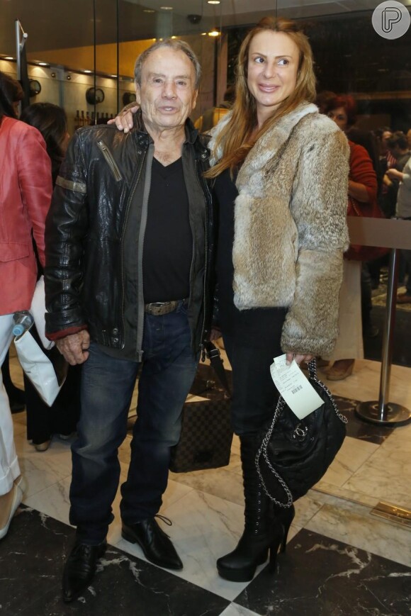 Stênio Garcia leva a mulher, Marilene Saade, para a estreia da peça 'Vermelho', com Antonio Fagundes, em 9 de maio de 2013