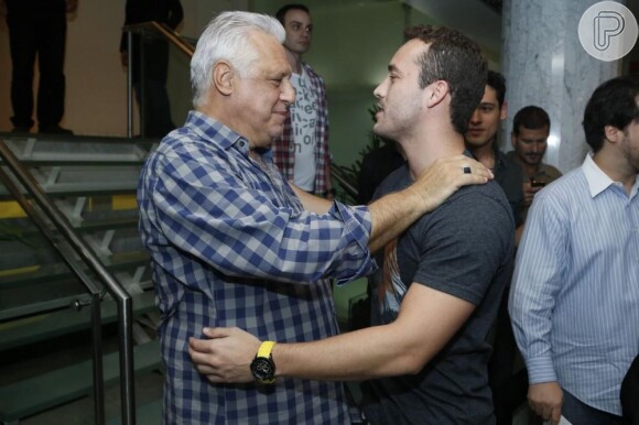 Rodrigo Andrade cumprimenta Antonio Fagundes após a apresentação de 'Vermelho'