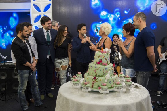 Ana Maria Braga comemora aniversário no 'Mais Você' na companhia de Anitta, Zezé di Camargo e Luciano, Bruno Astuto e Adrilles