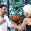 Ana Maria Braga recebe flores de Adrilles no fia do seu aniversário, no palco do 'Mais Você', nesta quarta-feira, 1º de abril de 2015