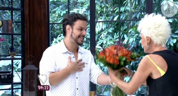 Ana Maria Braga recebe flores de Adrilles no fia do seu aniversário, no palco do 'Mais Você', nesta quarta-feira, 1º de abril de 2015