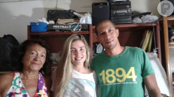 Aline conhece a mãe e o irmão de Fernando e o namoro ganha o apoio da família do carioca
