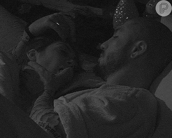 Mais uma vez, Fernando e Amanda dormiram juntinhos no quarto do Líder. Desta vez, no entanto, a temperatura começou a subir