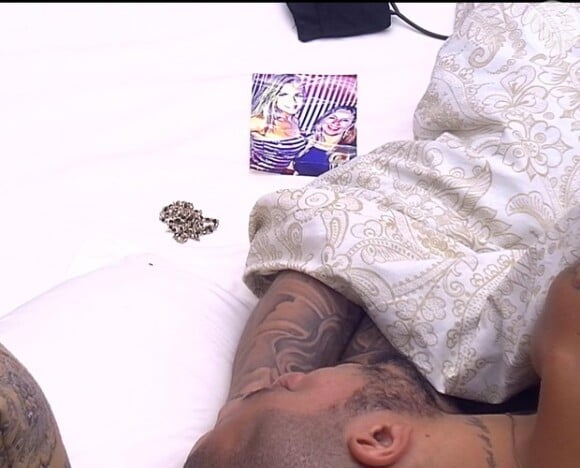 Apesar de completamente envolvido com Amanda, Fernando dorme sozinho no quarto do Líder com a foto de Aline ao seu lado