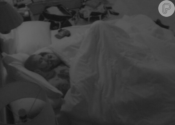 Depois de briga, Amanda e Fernando dormiram juntos