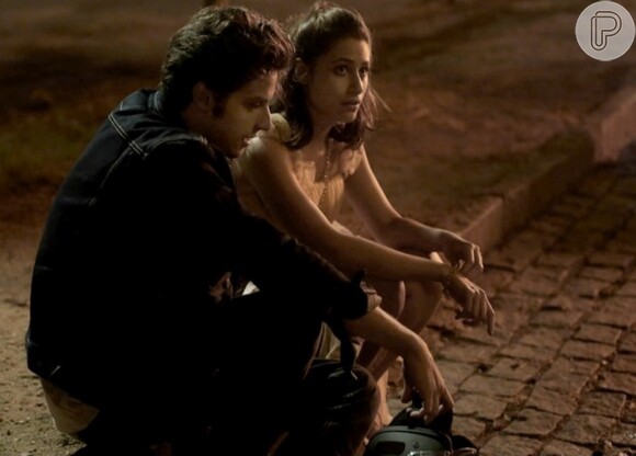 Rafael (Chay Suede) e Laís (Luisa Arraes) se conheceram após um atropelamento e acabaram passando anoite juntos em uma boate