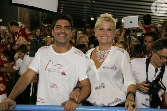 Xuxa posa com o namorado, Junno Andrade. Eles estão juntos desde o início do ano. A loira diz a amigos que se a filha for morar no exterior, ela irá acompanhá-la