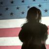 Rihanna faz caras e bocas ao cantar 'American Oxygen' na frente da bandeira dos Estados Unidos