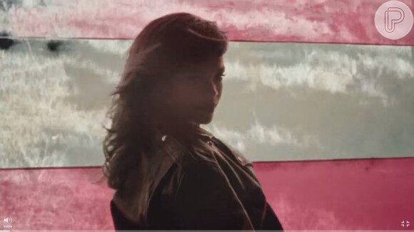 Durante o clipe de 'American Oxygen', Rihanna canta na frente da bandeira norte-americana