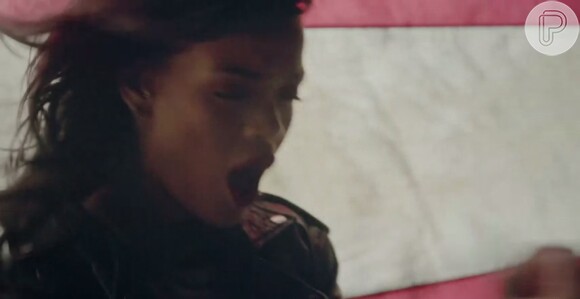 Rihanna grita e se expressa ao cantar no clipe de 'American Oxygen'