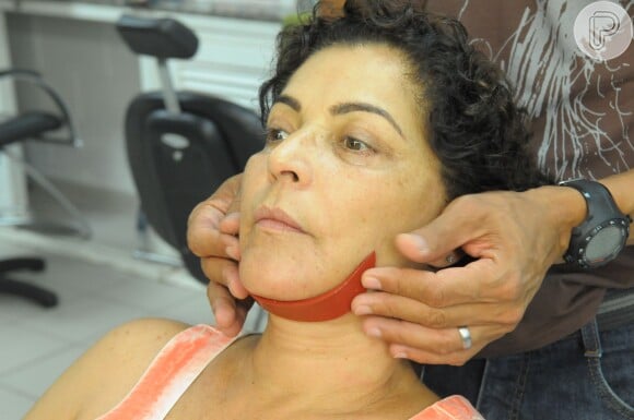 Para criar as rugas em Angelina Muniz, o maquiador usa uma película plástica que é moldado ao rosto da atriz