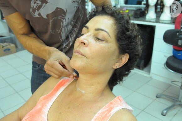 Com a primeira parte pronta, uma maquiagem de leve é passada no rosto de Angelina Muniz