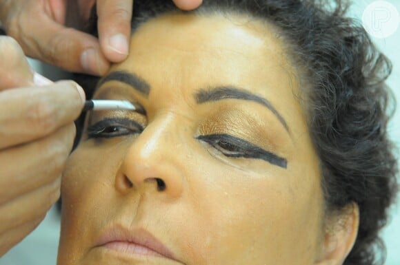 Para dar vida a uma egípcia, a maquiagem de Angelina Muniz é bem marcante