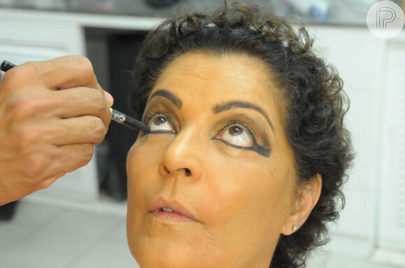 Para dar vida a uma egípcia, a maquiagem de Angelina Muniz é bem marcante