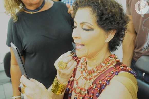 Angelina Muniz completa maquiagem de sua personagem na novela 'Os Dez Mandamentos'