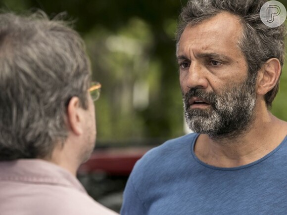 Lauro (Leonardo Medeiros) conta a Miguel (Domingos Montagner) que ele pode salvar a vida de Felipe (Michel Noher), em 'Sete Vidas'