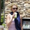 Britney Spears bebe suco verde após aula de dança em 13 de maio de 2013