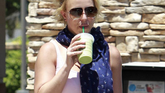 Britney Spears se refresca com suco verde após aula de dança