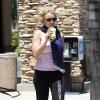 A cantora Britney Spears bebe suco da Starbucks