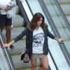 Daniele Suzuki usou uma saia curtinha em passeio no Shopping Village Mall, no Rio de Janeiro