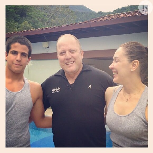 Enzo Motta posa com a mãe, Claudia Raia, e o personal trainer, Tonhão