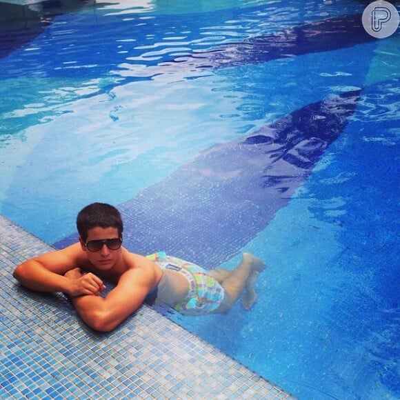 O galã adolescente posa na piscina em foto publicada no Instagram