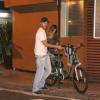 Rodrigo Hilbert anda de bicicleta com Fernanda Lima na garupa, em 14 de maio de 2013, no Rio de Janeiro