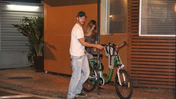 Rodrigo Hilbert carrega Fernanda Lima na garupa da bicicleta, no Leblon, no Rio