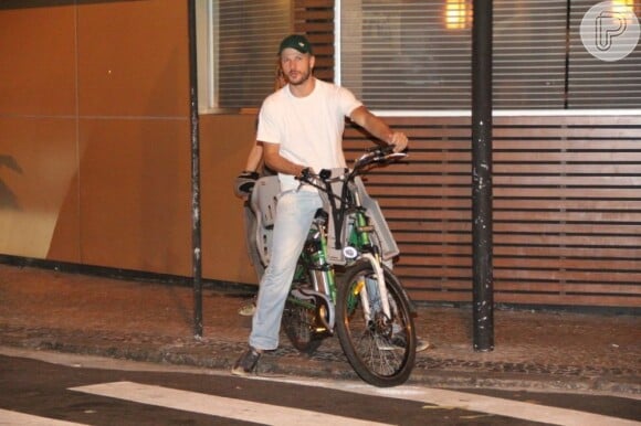 Rodrigo Hilbert carrega a sua mulher, Fernanda Lima, na garupa da bicicleta