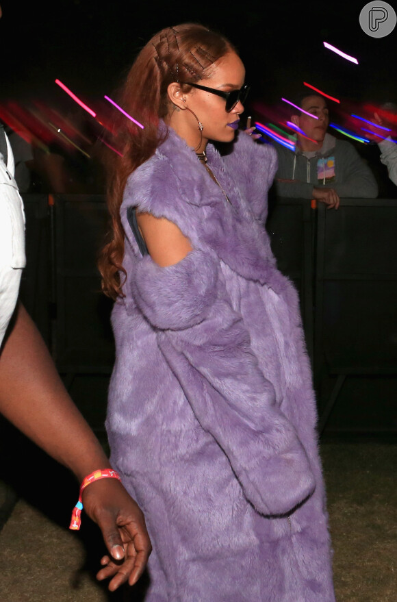 Rihanna chamou atenção ao usar um casaco de pele durante o festival de música Coachella, nos Estados Unidos