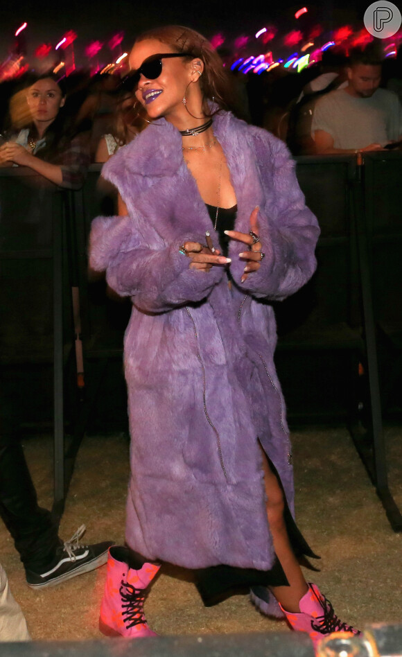 Rihanna foi com casaco de pele ao festival de música Coachella, nos Estados Unidos, neste domingo, 12 de abril de 2015