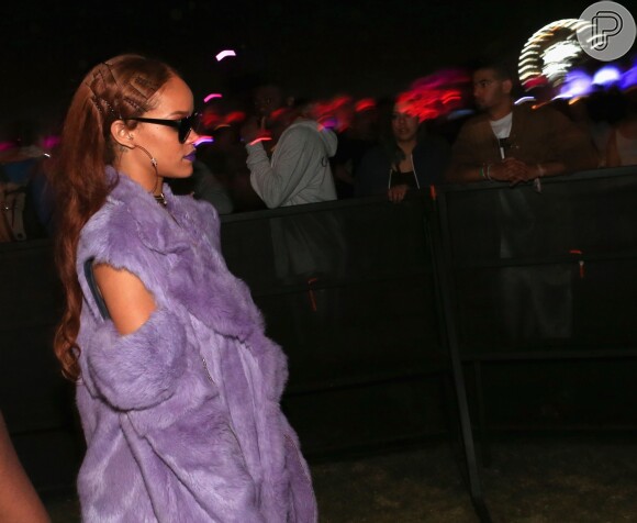 Rihanna usou um casaco de pele durante passagem pelo festival de música Coachella, nos Estados Unidos