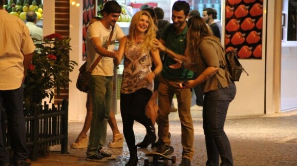 Antonia Fontenelle anda de skate e se diverte com amigos, no Rio