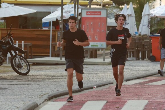 O aniversariante é sempre clicado correndo na orla da Praia da Barra, no Rio