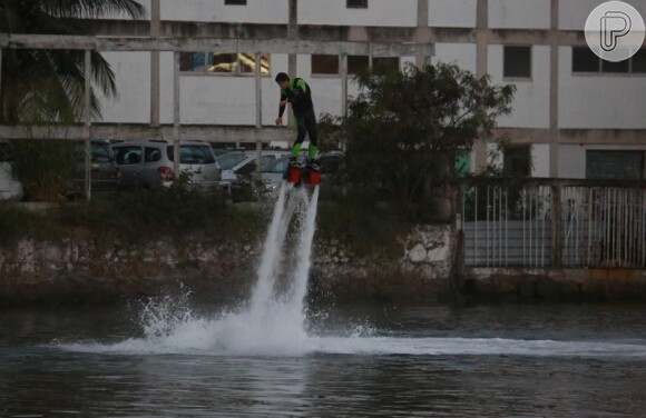 Enzo Celulari arrasa no flyboard, no Itanhangá, Zona Oeste do Rio
