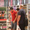 Enzo Celulari compra suplementos junto com o seu personal trainer, Tonhão