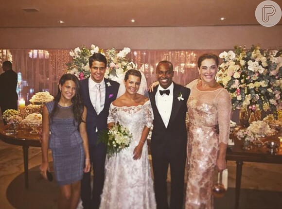 Enzo posa ao lado da mãe e da irmã no casamento de Fernanda Souza e Thiaguinho