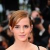 Emma Watson sorri para fotógrafo no Festival de Cannes 2013